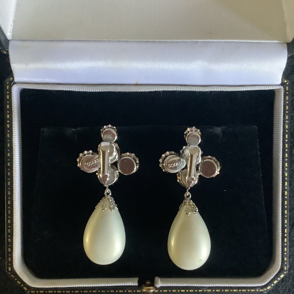 Vintage SCAASI faux pearl & rhinestones clip on earrings. - Picture 5 of 6